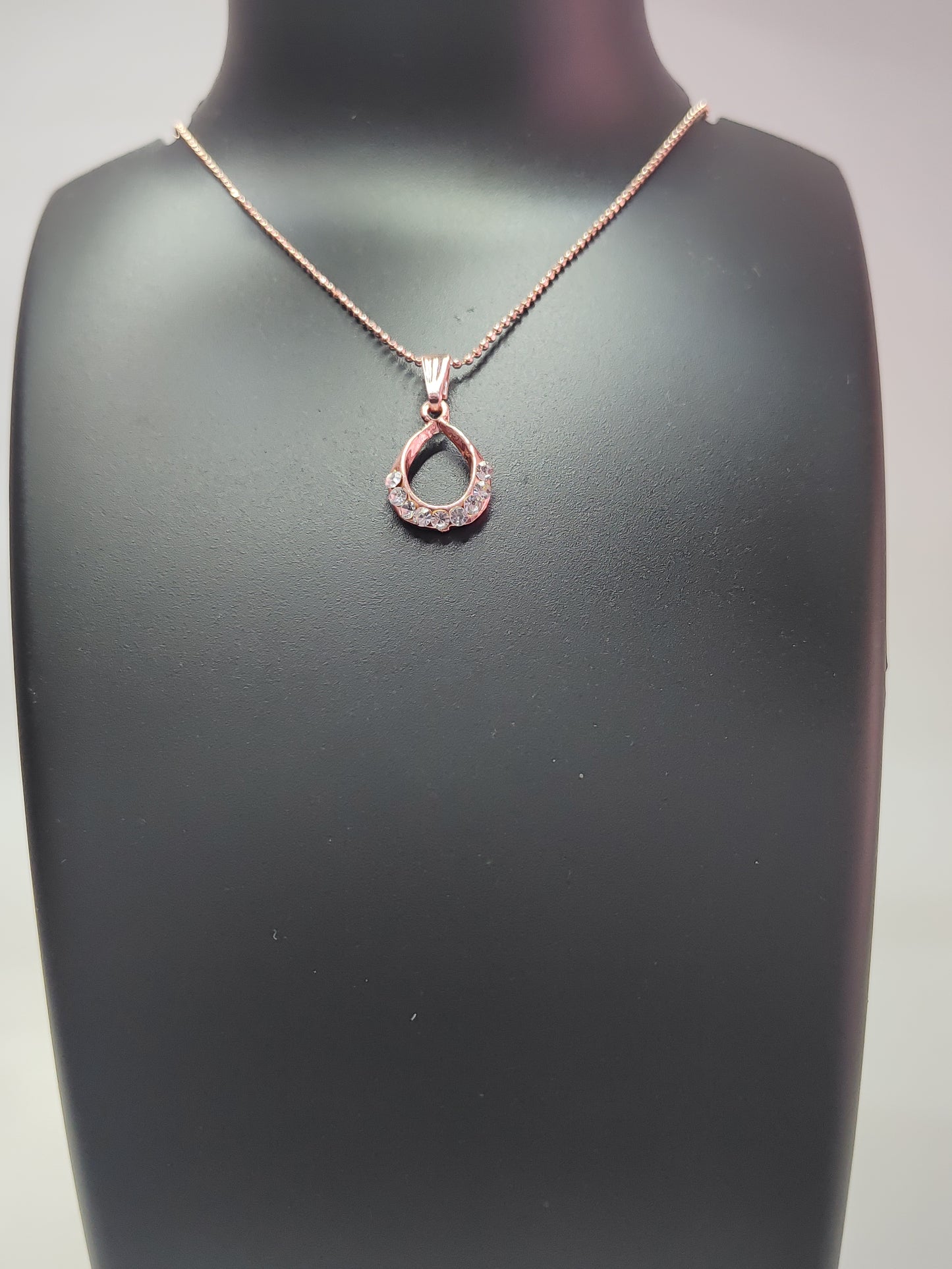 Small Oval Pendant Necklace in Rose Gold – Elegant Daily Wear Jewelry