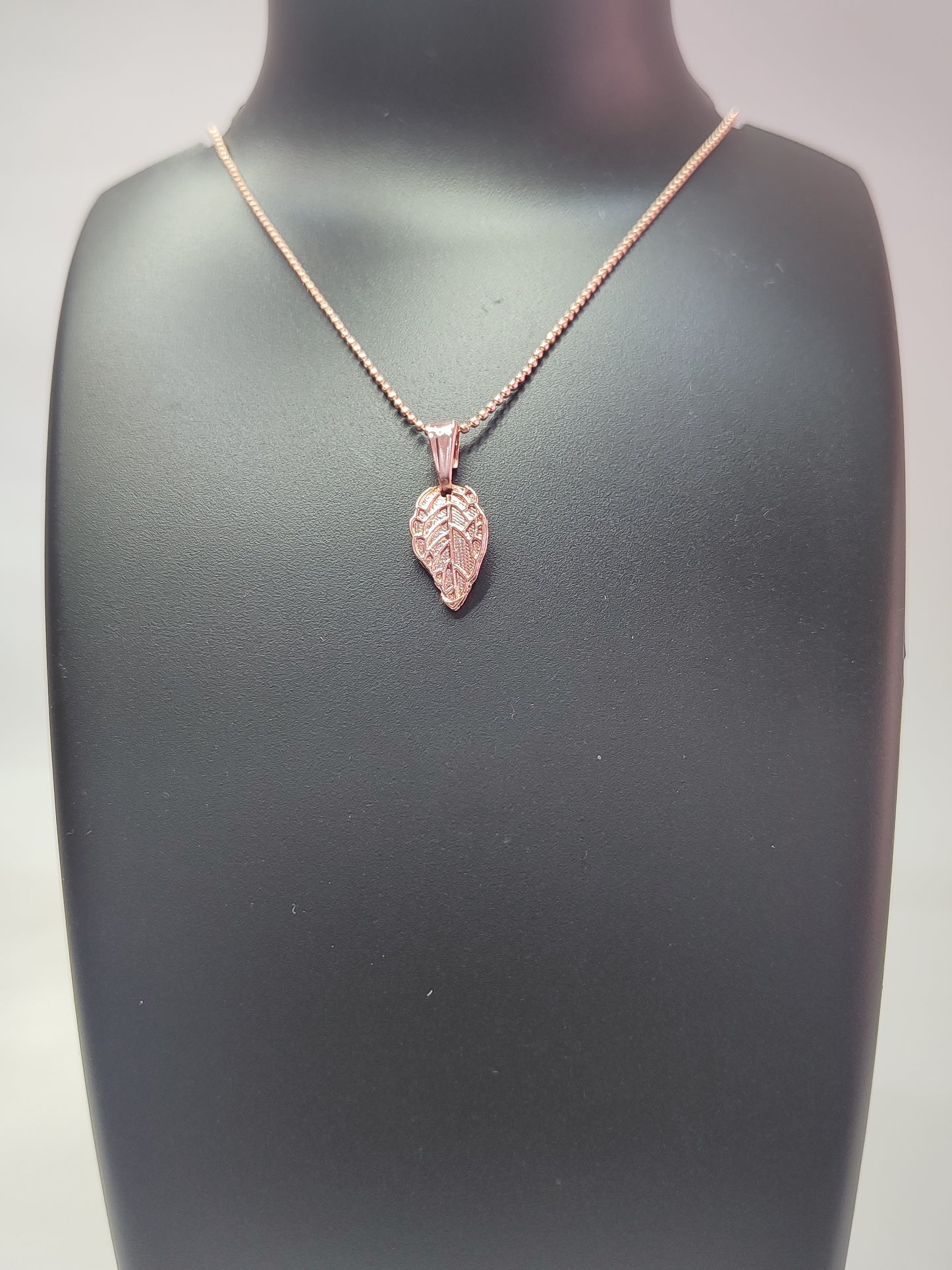 Rose Gold Leaf Pendant Necklace – Delicate Nature-Inspired Jewelry for Women
